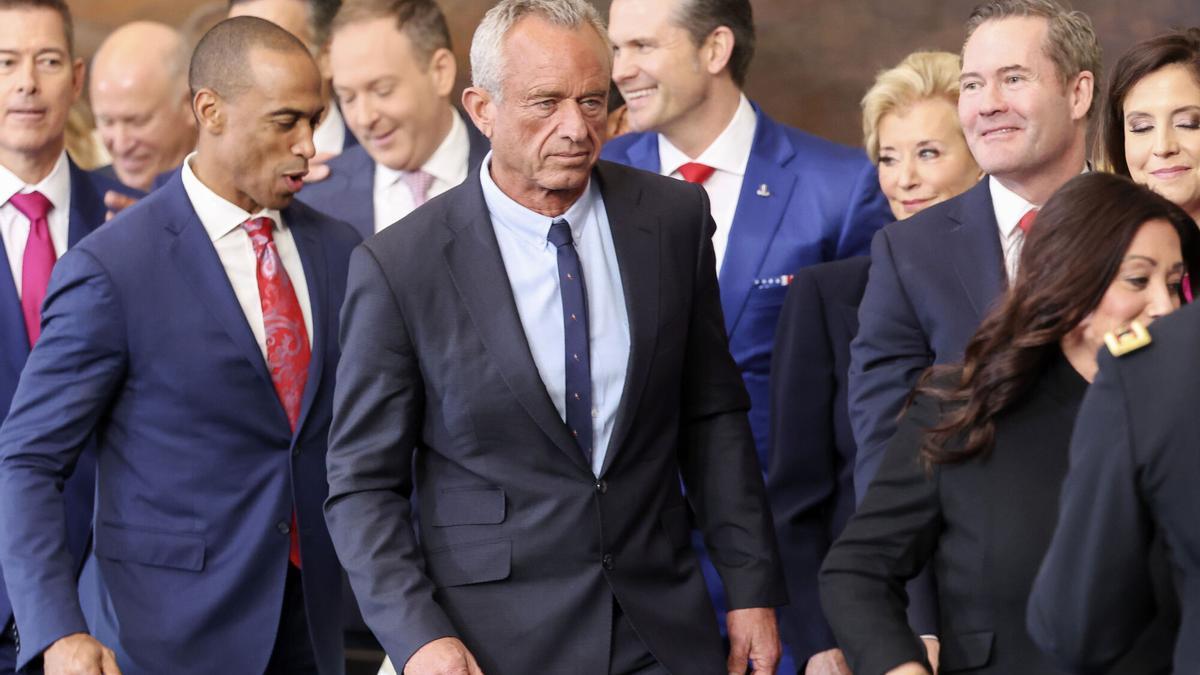 Robert F. Kennedy Jr., center, attends the 60th Presidential Inauguration in the Rotunda of the U.S. Capitol in Washington, Monday, Jan. 20, 2025. (Kevin Lamarque/Pool Photo via AP). EDITORIAL USE ONLY/ONLY ITALY AND SPAIN