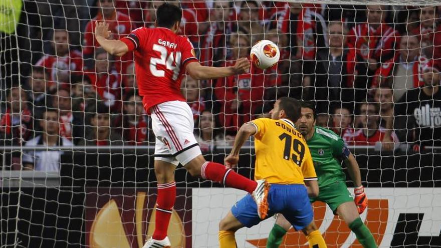 Garay remata para marcar el primer gol del Benfica.