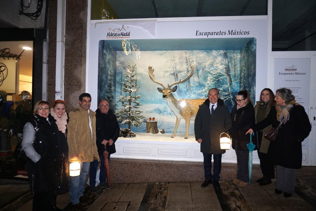 Autoridades y vecinos en uno de los Escaparates Máxicos de Lalín