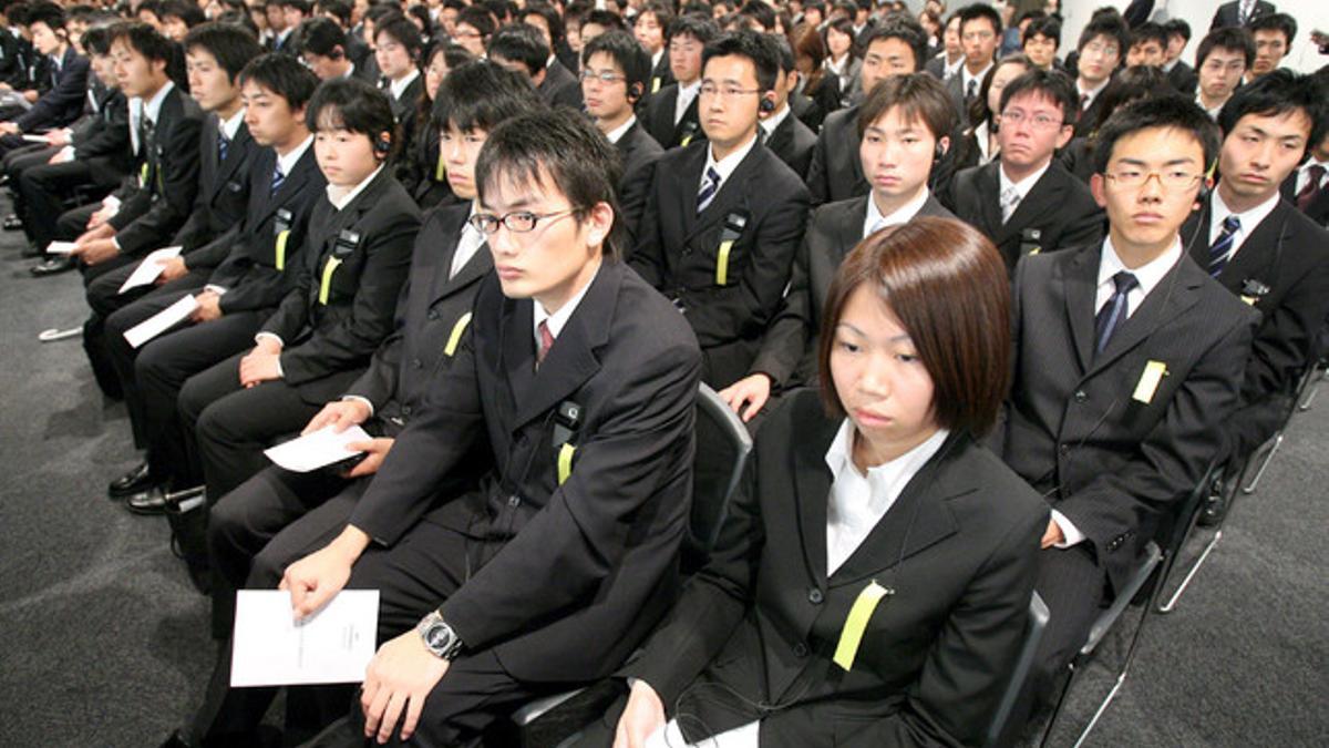 Los 700 nuevos empleados de Nissan escuchan las palabras del presidente ejecutivo, Carlos Ghosn, en Tokio, en abril del 2007.
