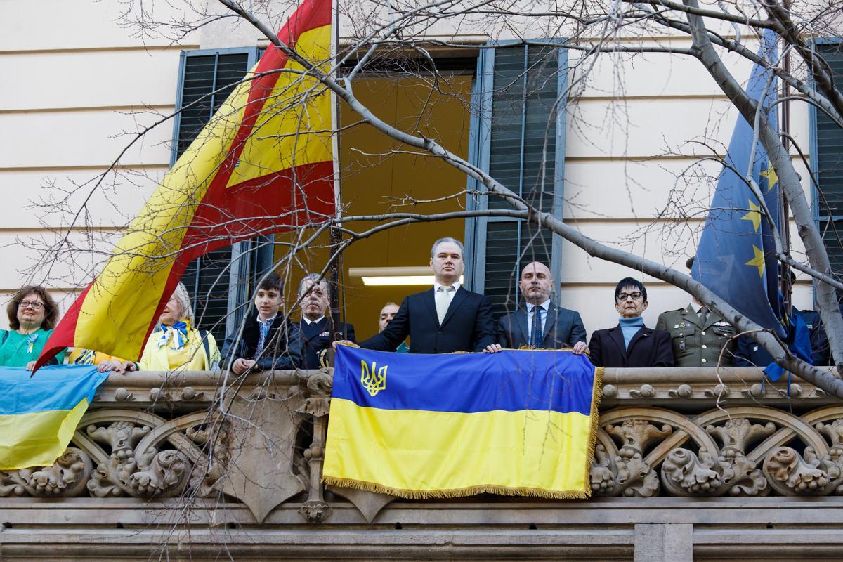 El cónsul de ucrania en Barcelona, Artem Vorobyov, y el delegado del Gobierno en Catalunya, Carlos Prieto, en el balcón de la calle Mallorca.