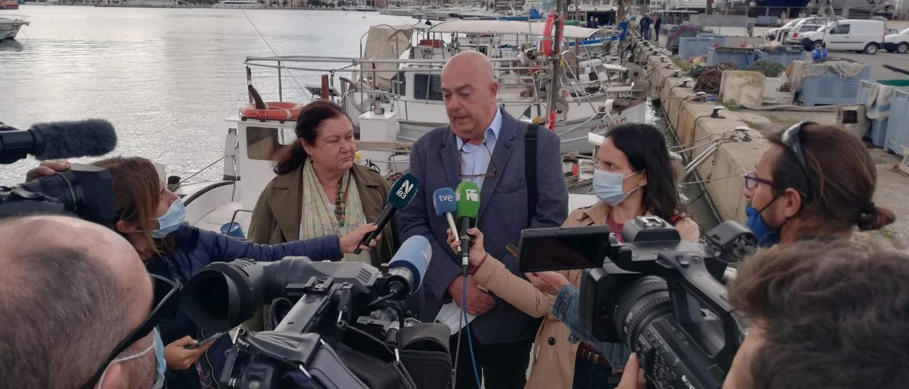 Mae de la Concha y  Joan Mercant explican en el puerto de Ibiza la utilidad de las cajas verdes.