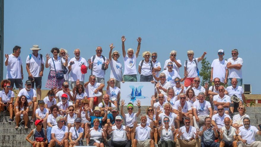 Los peregrinos navegantes con las autoridades locales en su llegada a Vilagarcía, como puerto final. | Iñaki Abella