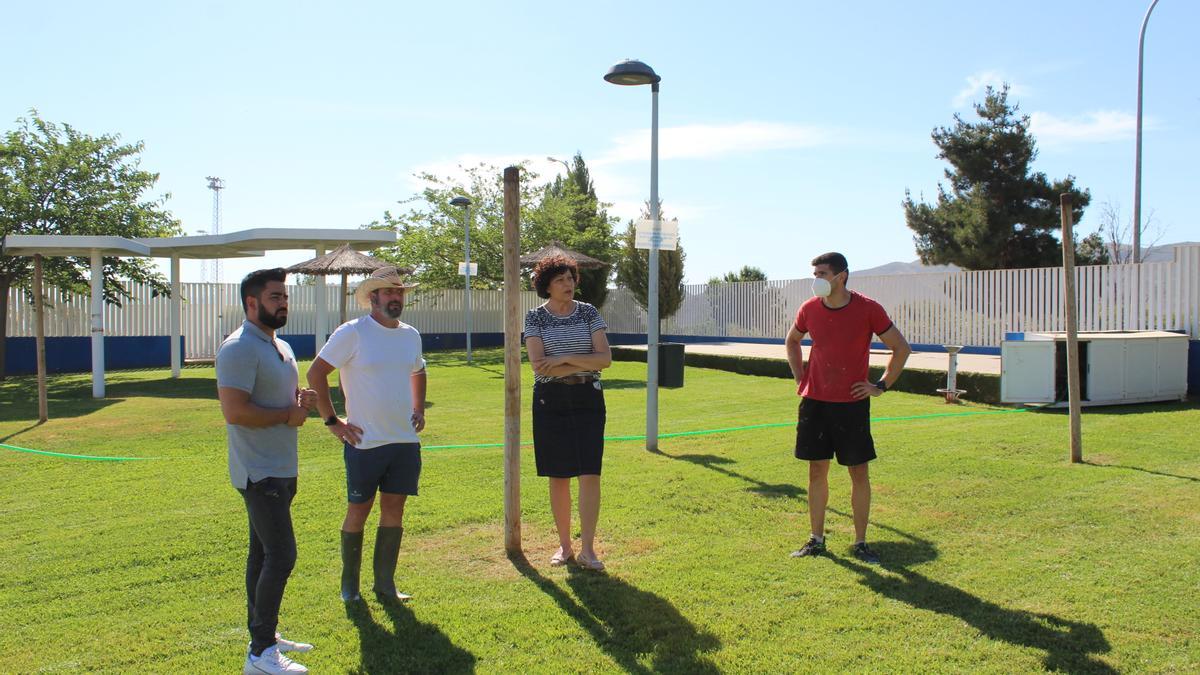 El edil de Deportes, Juan Rubén Burrueco, y la alcaldesa, María Ángeles Túnez (1º y 3ª izq.), supervisando las piscinas municipales, este martes. 