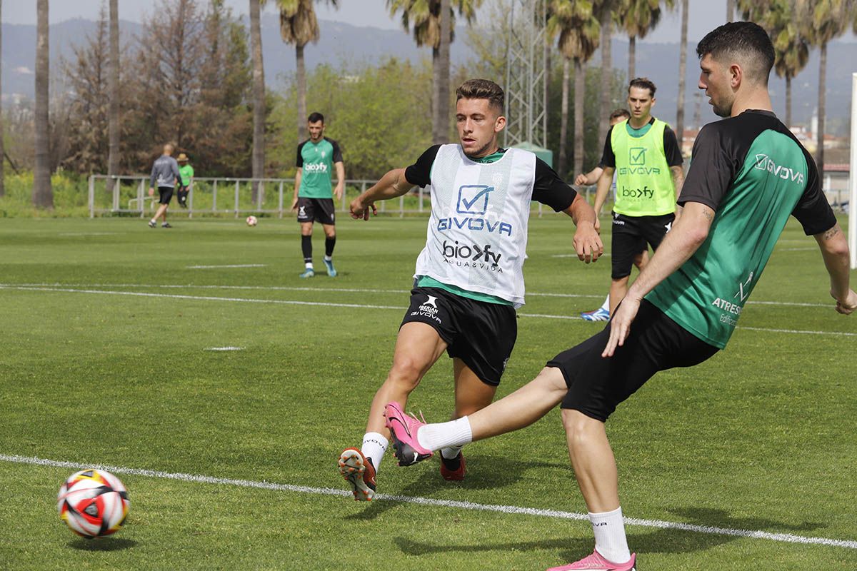 El Córdoba CF y su gran ambiente en el entrenamiento, en imágenes