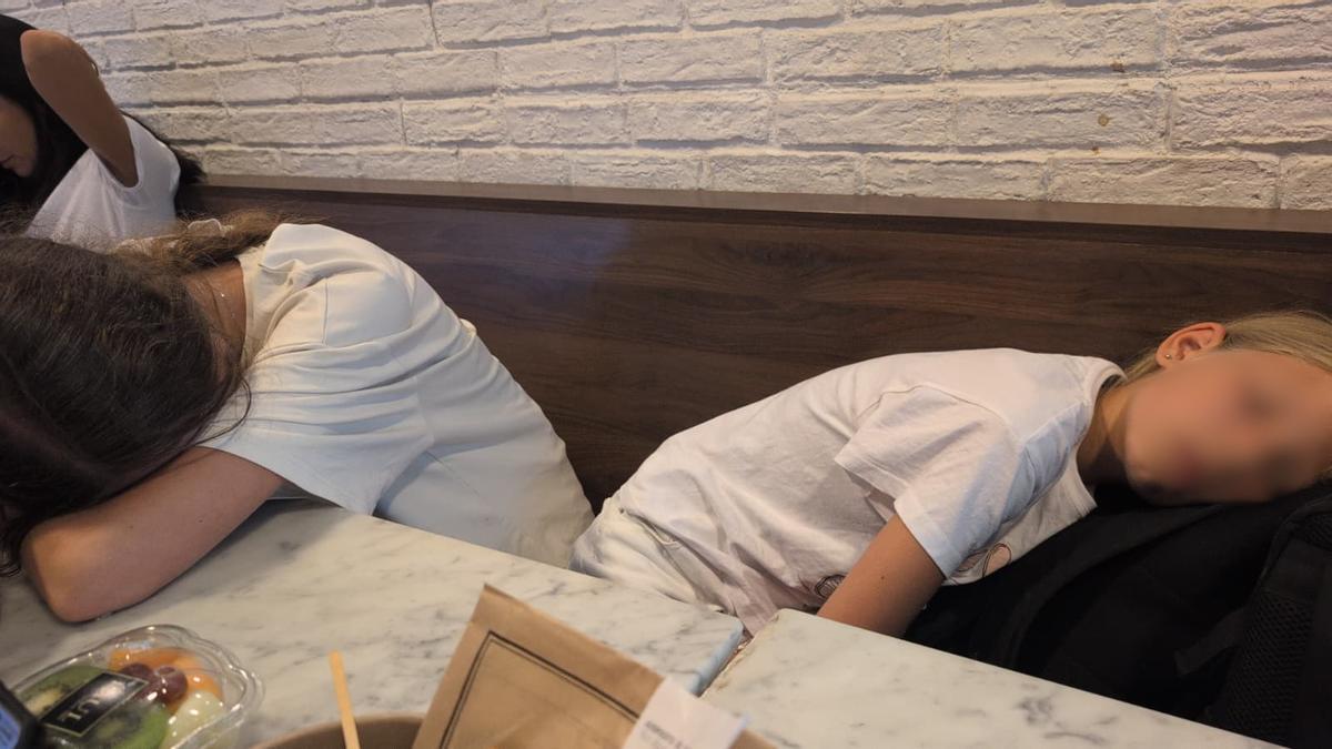 Las hijas de rubén durmiendo en el aeropuerto de Ibiza tras la cancelación de su vuelo.
