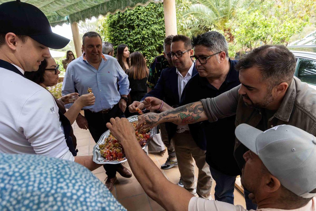 Ca’Vins amb Brases de la Nucía cierra la semana de Menjars de la Terra en las Marinas con un arroz meloso de pato, nísperos de Callosa y piñones como gran protagonista