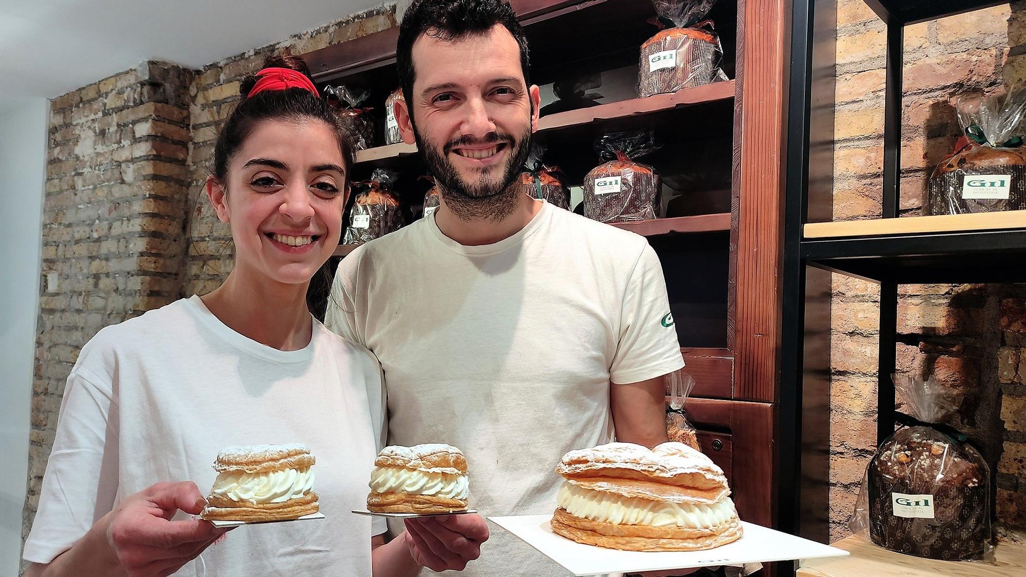 Esther Real y Gerard Gil, con los 'tortells' de nata individuales de Forn Gil