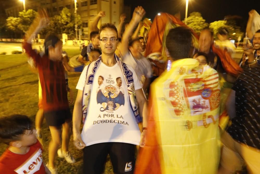 L''afició del Reial Madrid a Girona celebra la Champions