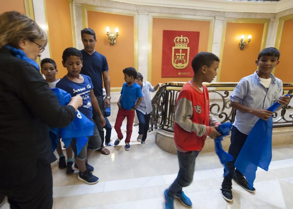 Recepción a niños saharauis en el Ayuntamiento de Oviedo
