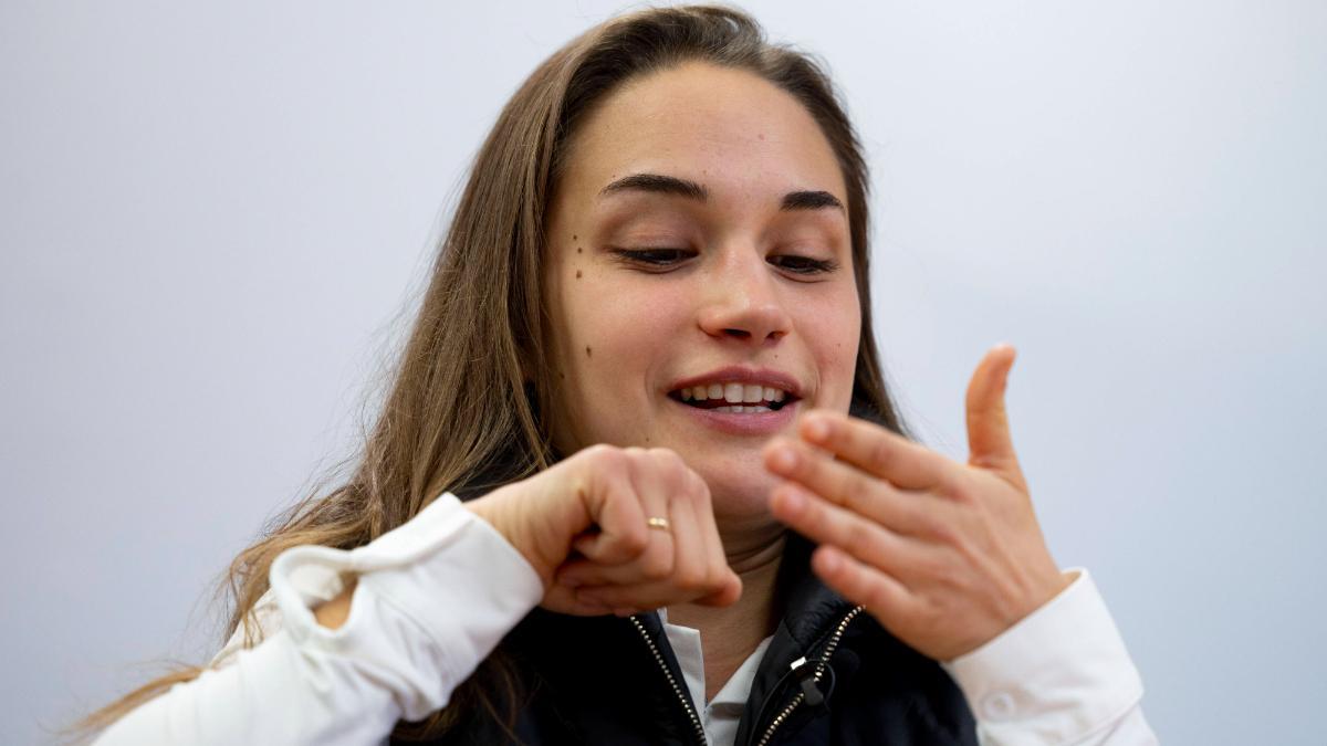 Tania Álvarez explica uno de sus golpes en SPORT