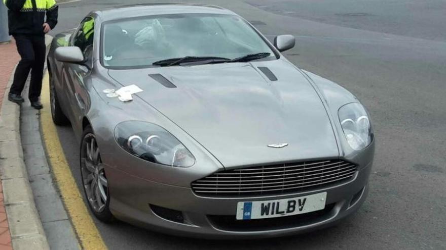 El vehículo Aston Martin con las matrículas falsas.