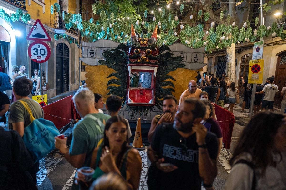 Ambiente de la calle Valladolid ganadora de la festa major de Sants recreando la ruta de la Seda