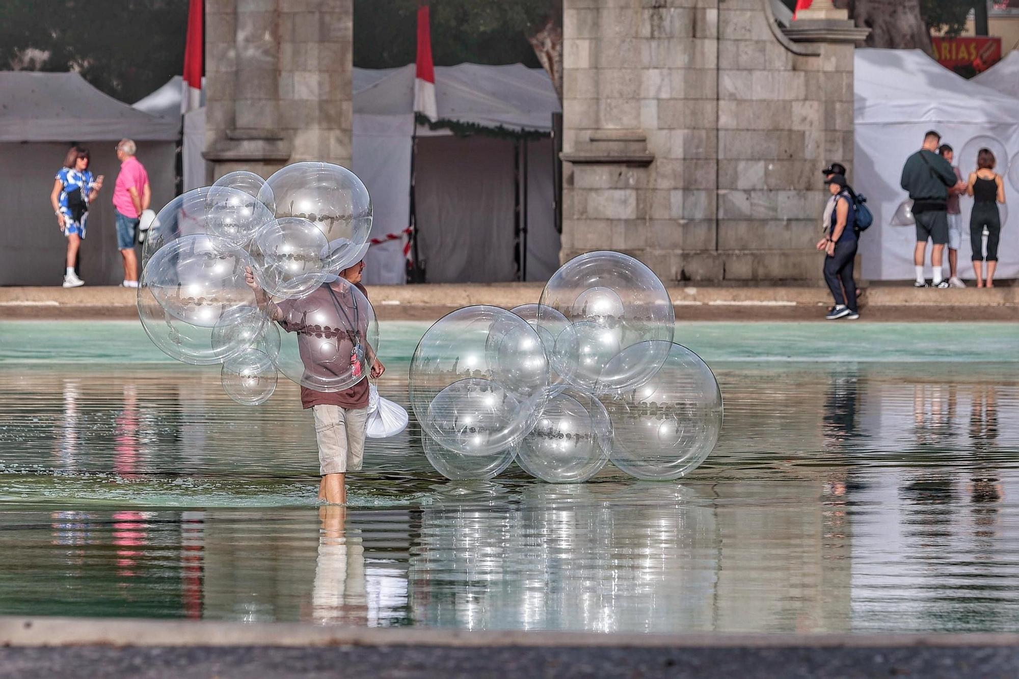 Burbujas gigantes en el lago de la plaza de España