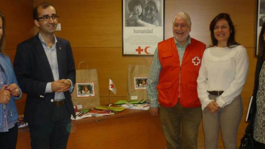 Por la izquierda, María del Carmen Riesco, concejala de Educación y Cultura; José Víctor Rodríguez, alcalde de Cangas; Sandalio Gurdiel, presidente de Cruz Roja en Cangas; María del Carmen López, concejala de Sanidad, y Conchi Rodríguez, responsable de los Servicios Sociales municipales.