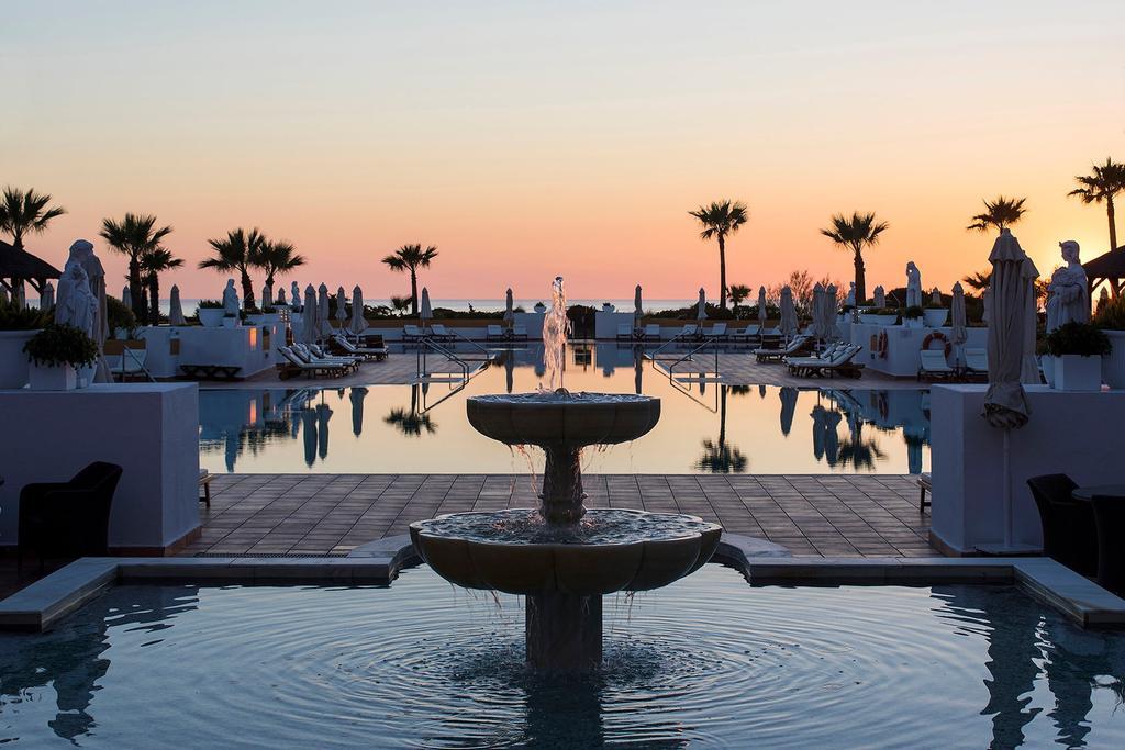 Fuente y piscina del hotel Gran Meliá Sancti Petri con vista al océano Atlántico