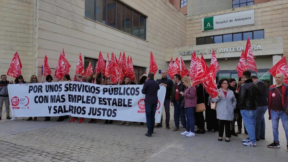 Una imagen de la concentración ante el Hospital de Antequera.