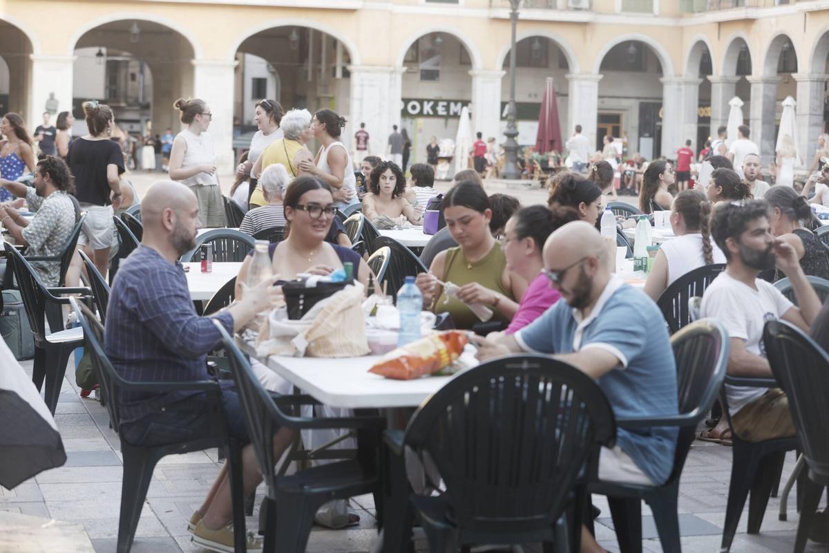 El penúltimo ‘sopar a la llesca’ del verano recupera la Plaza Major para los vecinos