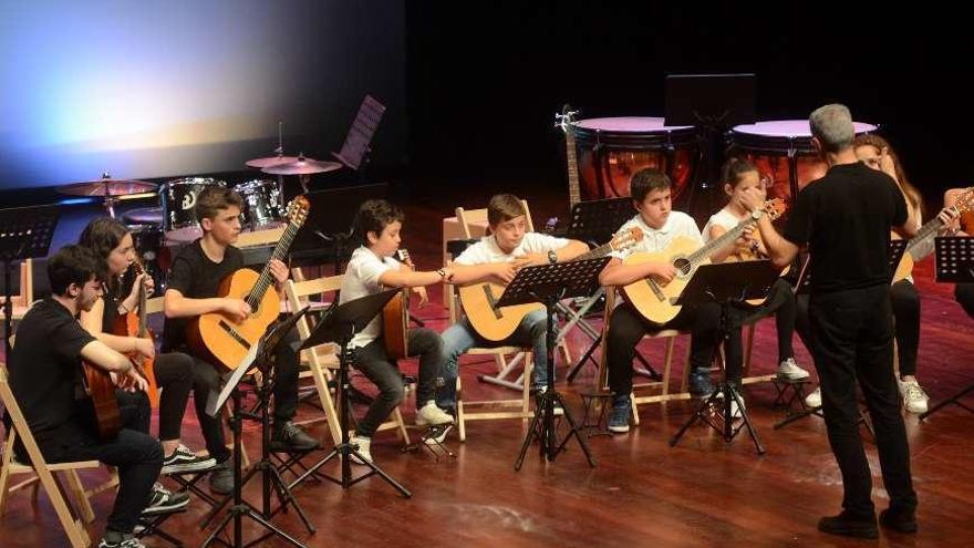 Los alumnos de &quot;Bernardo del Río&quot; se subieron al escenario como colofón al curso.  // Noé Parga