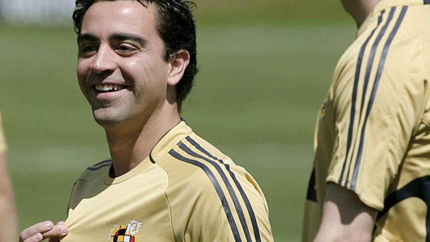 os jugadores de la selección española Xavi Hernández (i) y Fernando Torres (i), durante el entrenamiento que realizó hoy el combinado nacional en Nesutift (Austria).