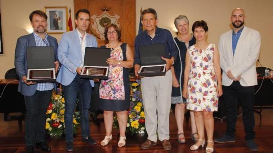 Los galardonados posan con el alcalde de Alberic poco después de recoger los trofeos.