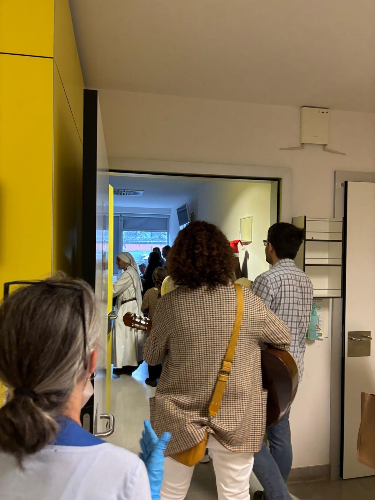 La Pastoral Universitaria de Oviedo llena de villancicos las habitaciones de HUCA