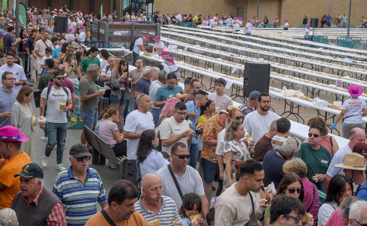Cientos de personas durante la I Feria del Chorizo en Teror.