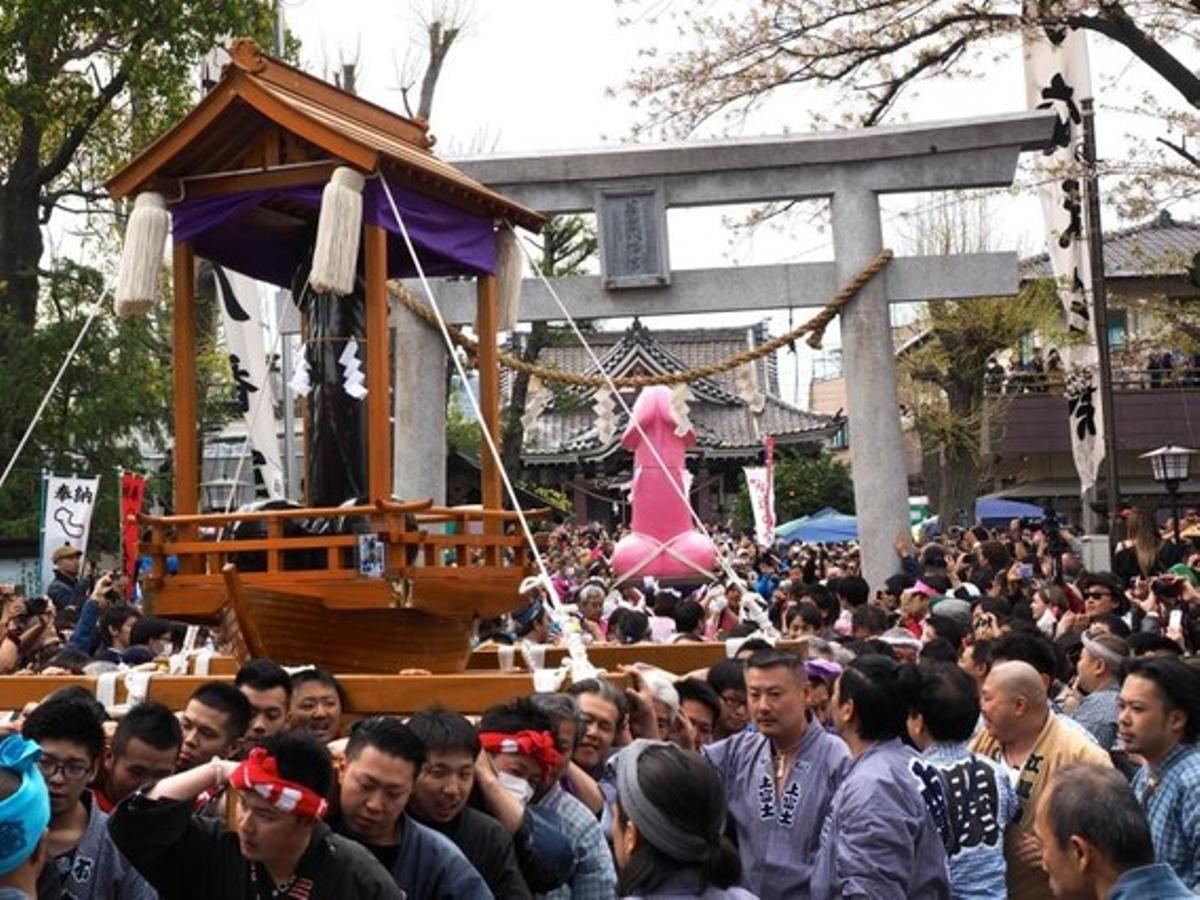 Els assistents contemplen diverses figures fàl·liques a Kawasaki, durant la celebració del Kanamara Matsuri.