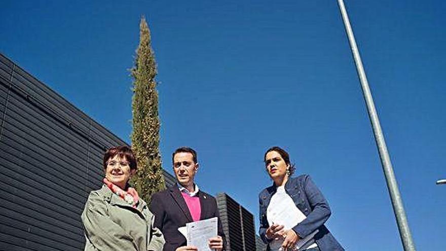 Leonor González Cadenas, Luciano Huerga y Sandra Velada, ayer junto al Centro de Negocios.