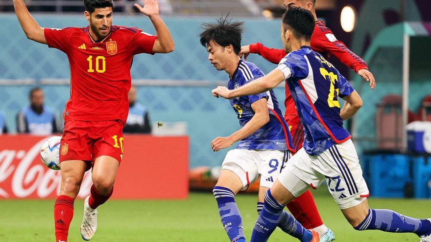 Asensio alça els braços durant el partit entre el Japó i Espanya.|  | EFE / ALI HAIDER
