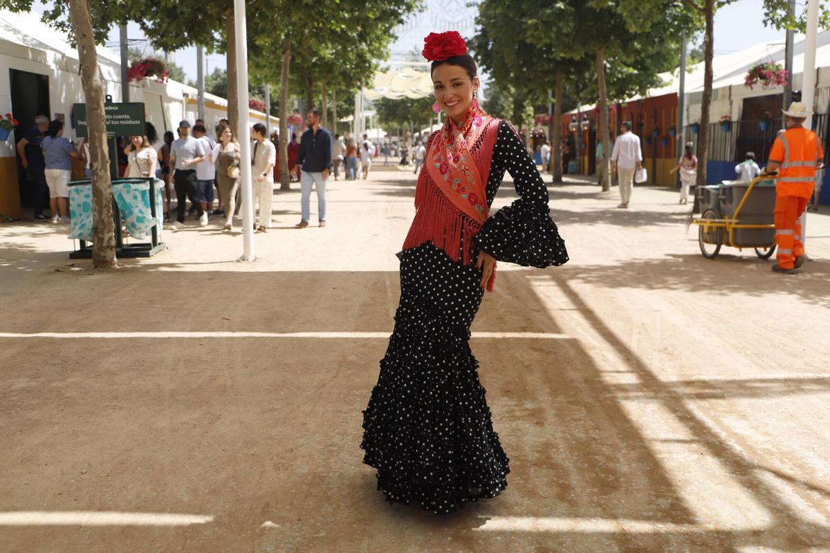 Cordobesas y visitantes lucen sus trajes de gitana en El Arenal