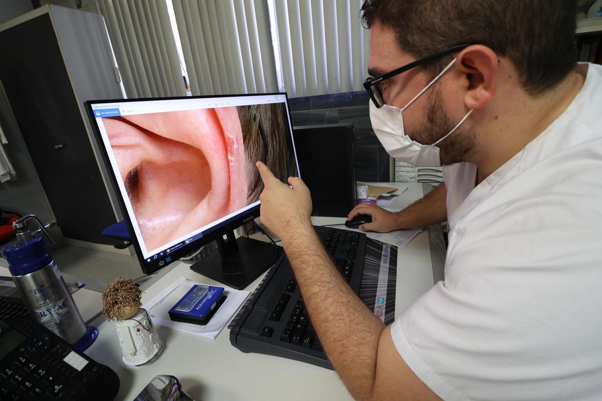 El jefe del servicio de dermatología del área de salud de Alcoy, Sergio Santos, señala una afección que le acaba de llegar.