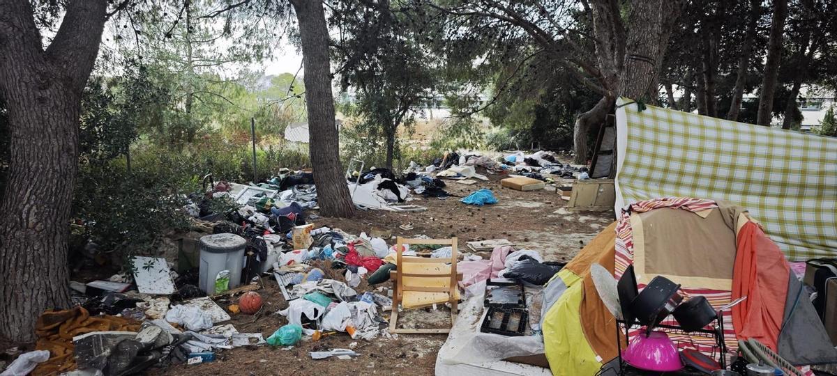 Basura en uno de los asentamientos controlados por la Policía en Alicante.