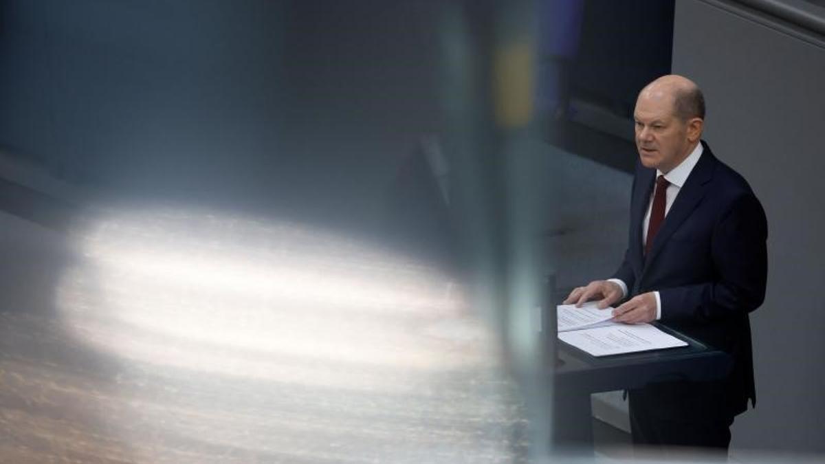 El canciller alemán, el socialdemócrata Olaf Scholz, durante su intervención en la sesión extraordinaria del Bundestag de este 27 de febrero de 2022 en Berlín.