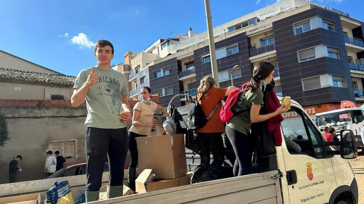 El matador de toros de Algemesí, Nek Romero, durante el reparto de alimentos para los afectados.