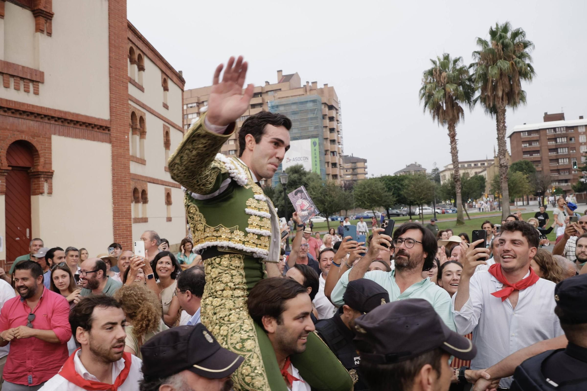 Tomás Rufo logra un triunfo que se le esfuma a Clemente en el tercer festejo de la feria taurina de Gijón (en imágenes)