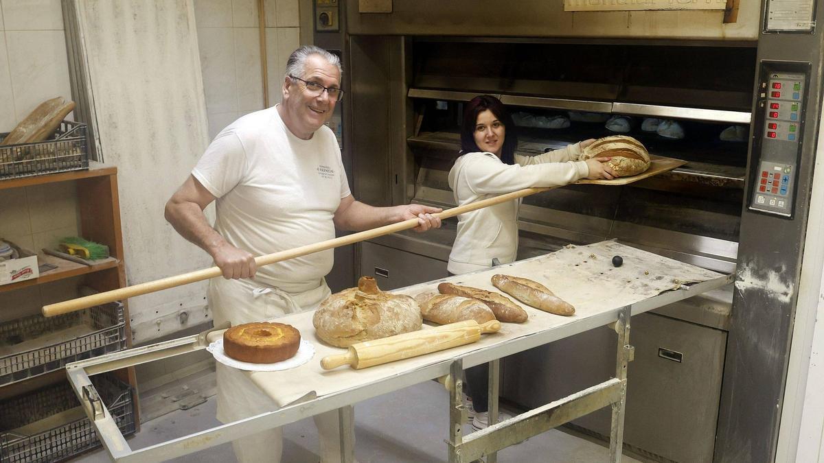 El propietario de la panadería O Cornecho en Santiago de Compostela