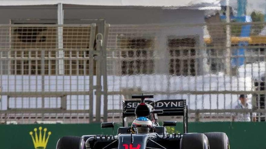 Fernando Alonso, en el circuito de Yas Marina. // S. Suki