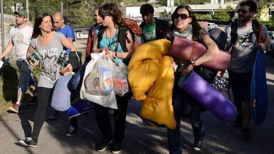 Un grupo de asistentes se preparan en la zona de acampada del Festival para los tres días de fiesta.