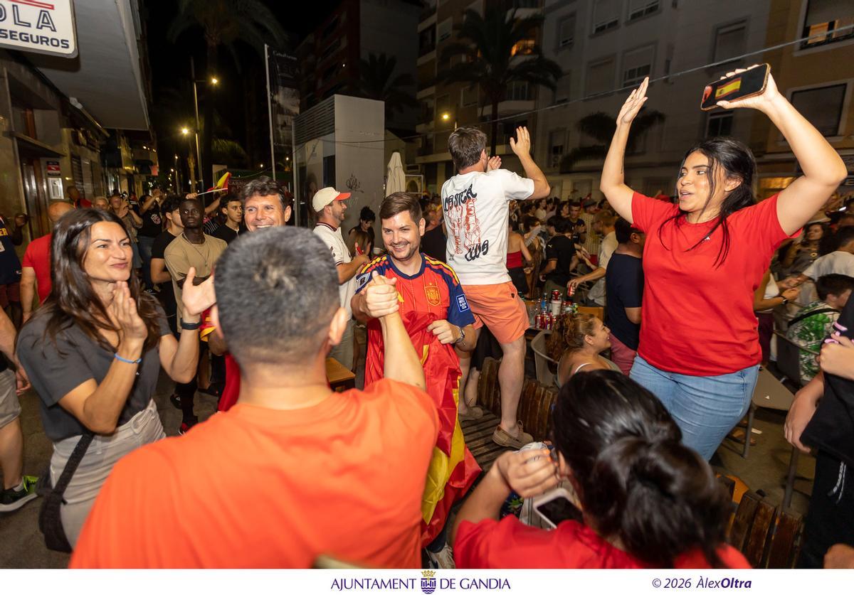 El alcalde de Gandia y otros concejales comparten su alegría con los vecinos por el triunfo de la selección española