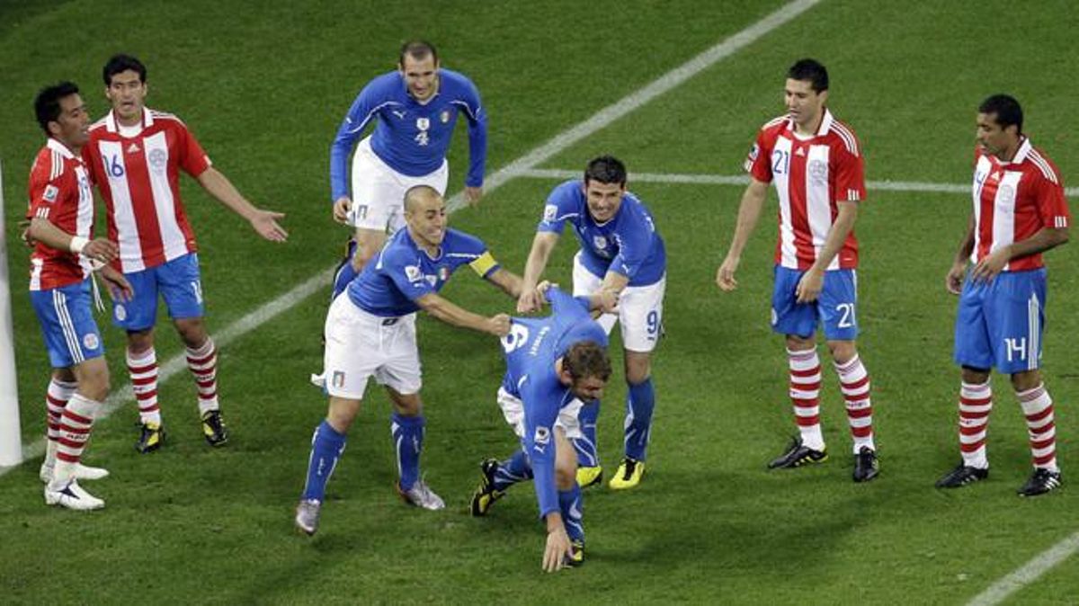 L’italià De Rossi intenta desempallegar-se dels seus companys després de marcar el gol de l’empat contra el Paraguai.