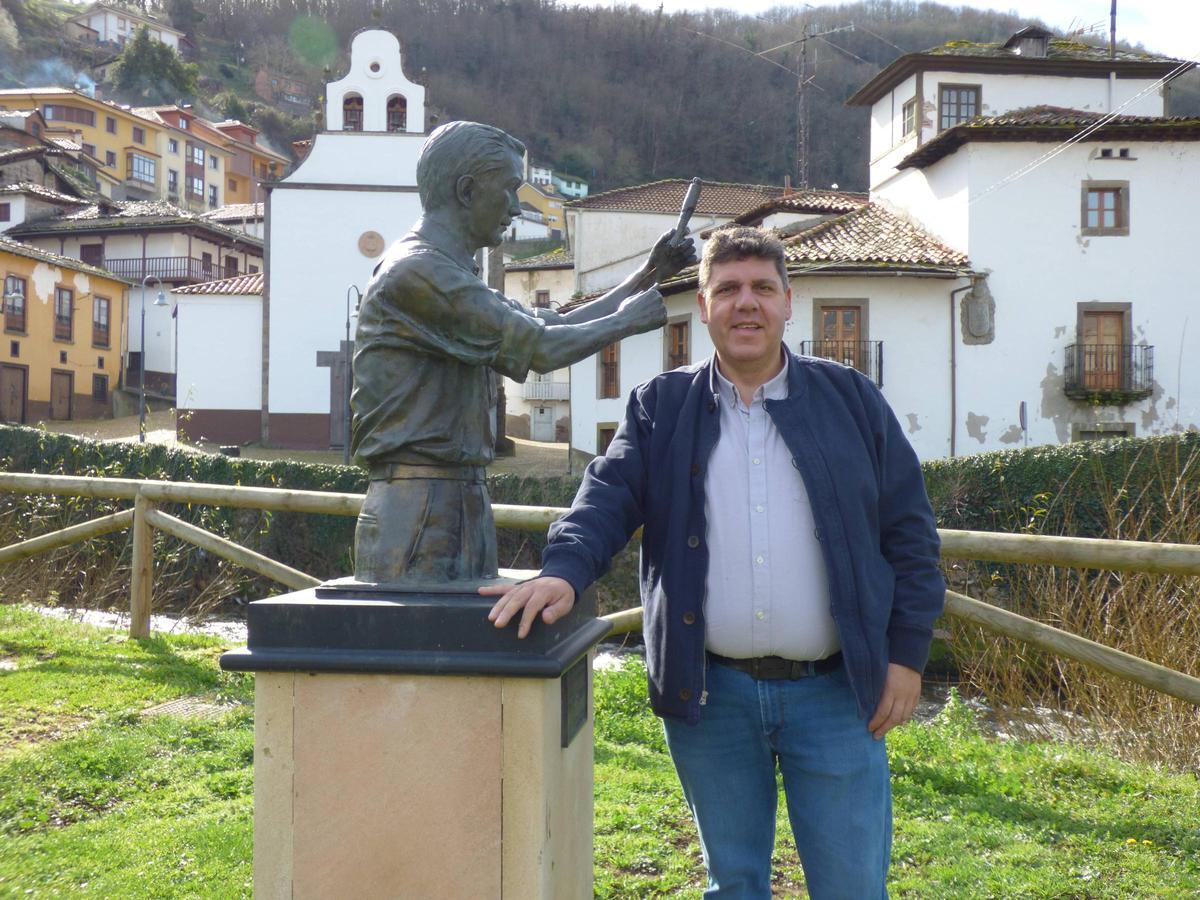 Foto de archivo de Martínez Tejón con la capilla del Carmen al fondo.