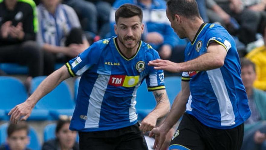 Miñano avanza con el balón controlado ante el Formentera