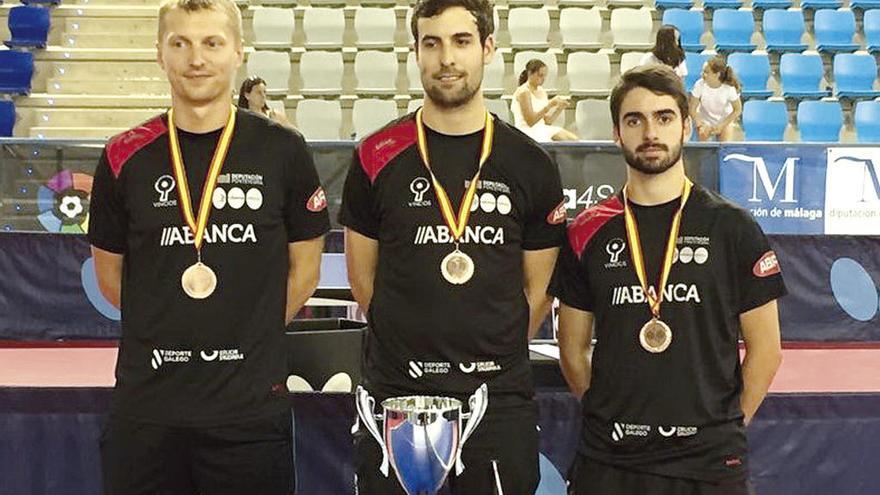 Ievgen Pryshchepa, Moisés Álvarez y Martín Pintos, con el trofeo del tercer puesto.