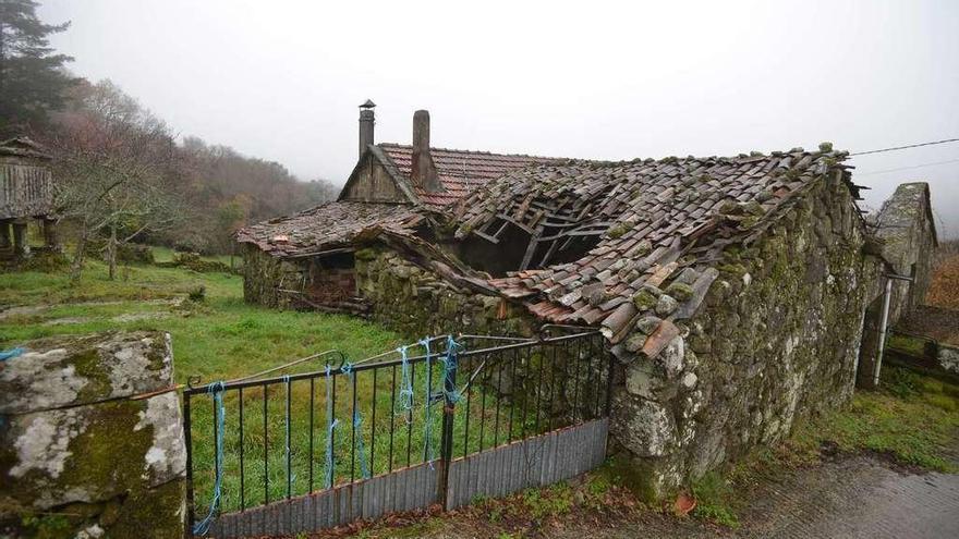 Una casa abandonada en la aldea de Albáns, en A Lama, que según el INE cuenta con un único habitante. // Gustavo Santos