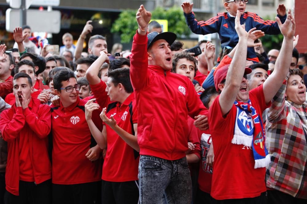 El Atlético Saguntino celebra el título de campeón por todo lo alto