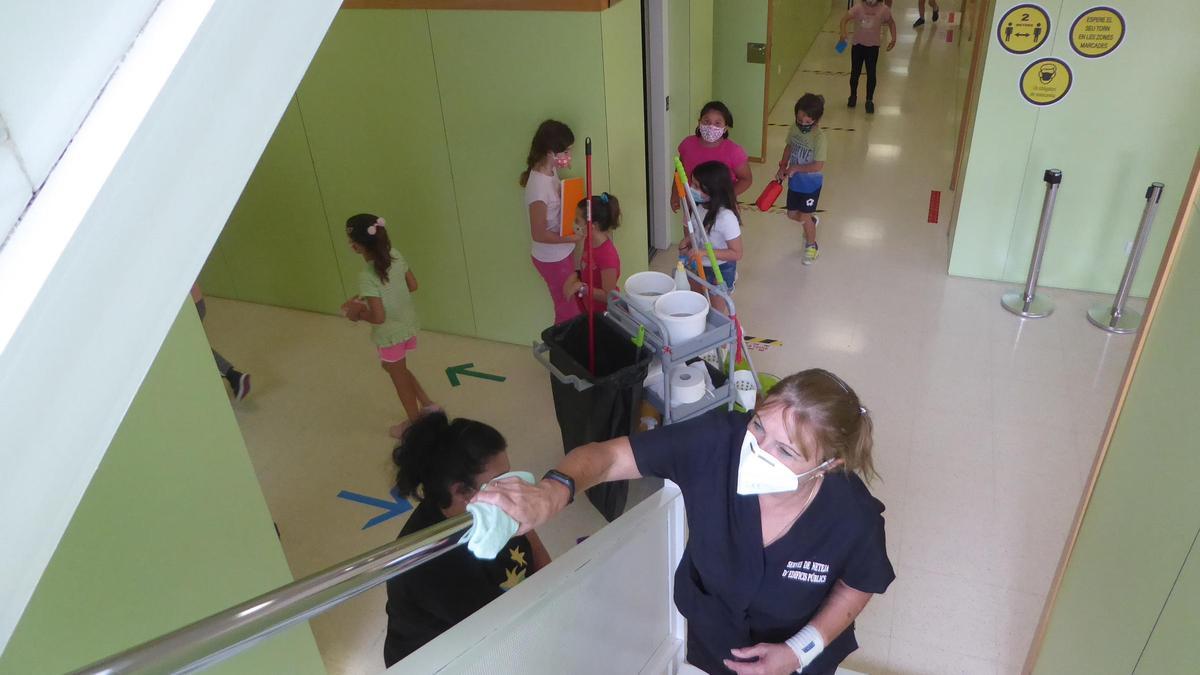 Trabajadora realiza labores de limpieza en el colegio Sant Rafel de La Nucía