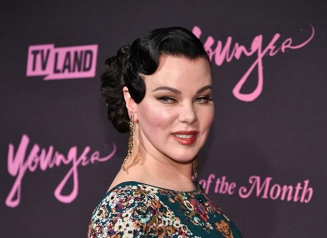 Debi Mazar, posando en el photocall de la première de la sexta temporada de 'Younger'