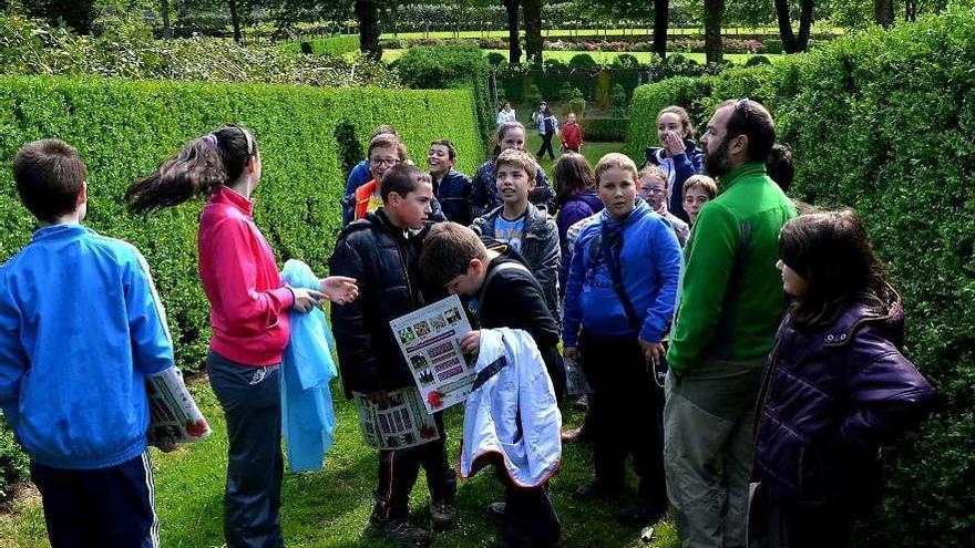 Los alumnos de O Foxo conocieron los orígenes del Pazo de Oca.  // Anxo Rodiño