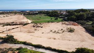 Un particular se apropia de un barranco en Orihuela Costa y lo llena de tierra para poder utilizarlo